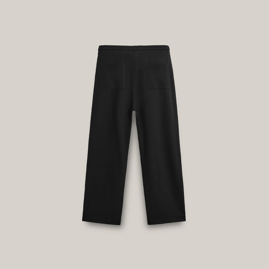 Featuring two front and two back pockets with an elastic waist band with drawstrings. Forbidden logo on left, next to pocket in HD.
FABRIC 340 GSM 100% Cotton Fleece