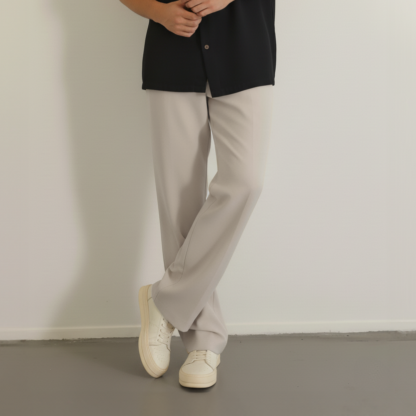 Featuring two side and two back pockets with an elastic waist band with drawstrings.&nbsp;
– Twill Fabric